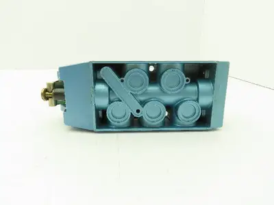 S3L0ACX2 Skinner Directional Control Valve 5/3 Spring Return 150 PSI Pneumatic