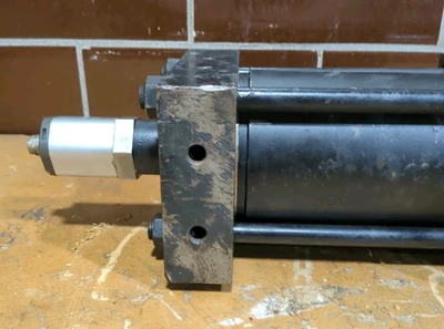 Used Parker 04.00 JJ2HXKTS33AA 5.000 Cylinders Indiana US | J&J Industrial Supply #1259676