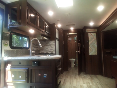 USED 2018 WHITE HAWK 23MRB