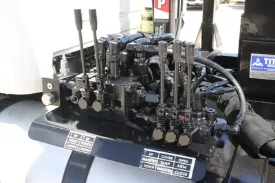 New | in-Stock 2027 MACK MD7 Rolloff Trucks Texas US | Roll Off Truck World #1491924