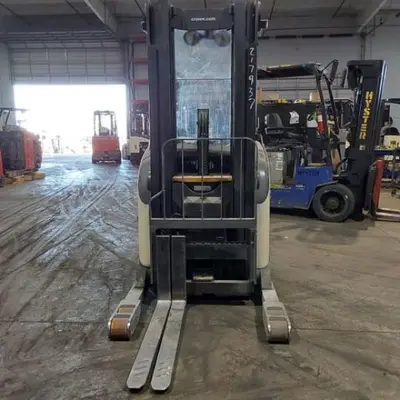 USED 2016 CROWN RR5725-45