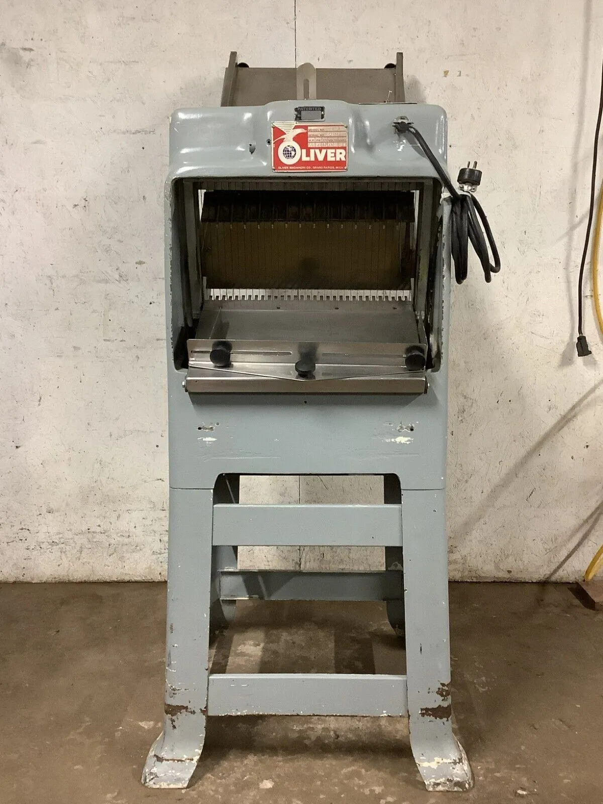 152-0548 Oliver 797 Bread Slicer