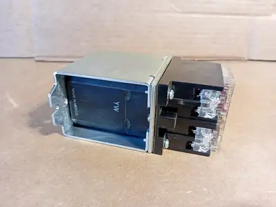 Used ALLEN-BRADLEY 700DC-P400Z24 Misc Electrical & Power Parts British Columbia CA | Lenmark #1438846