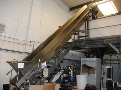 Flighted Flat Belt Conveyor aprox 400 mm x 4600mm long