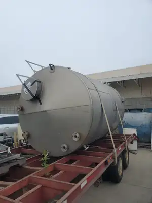 USED 1900 2800 GALLON STAINLESS STEEL TANK