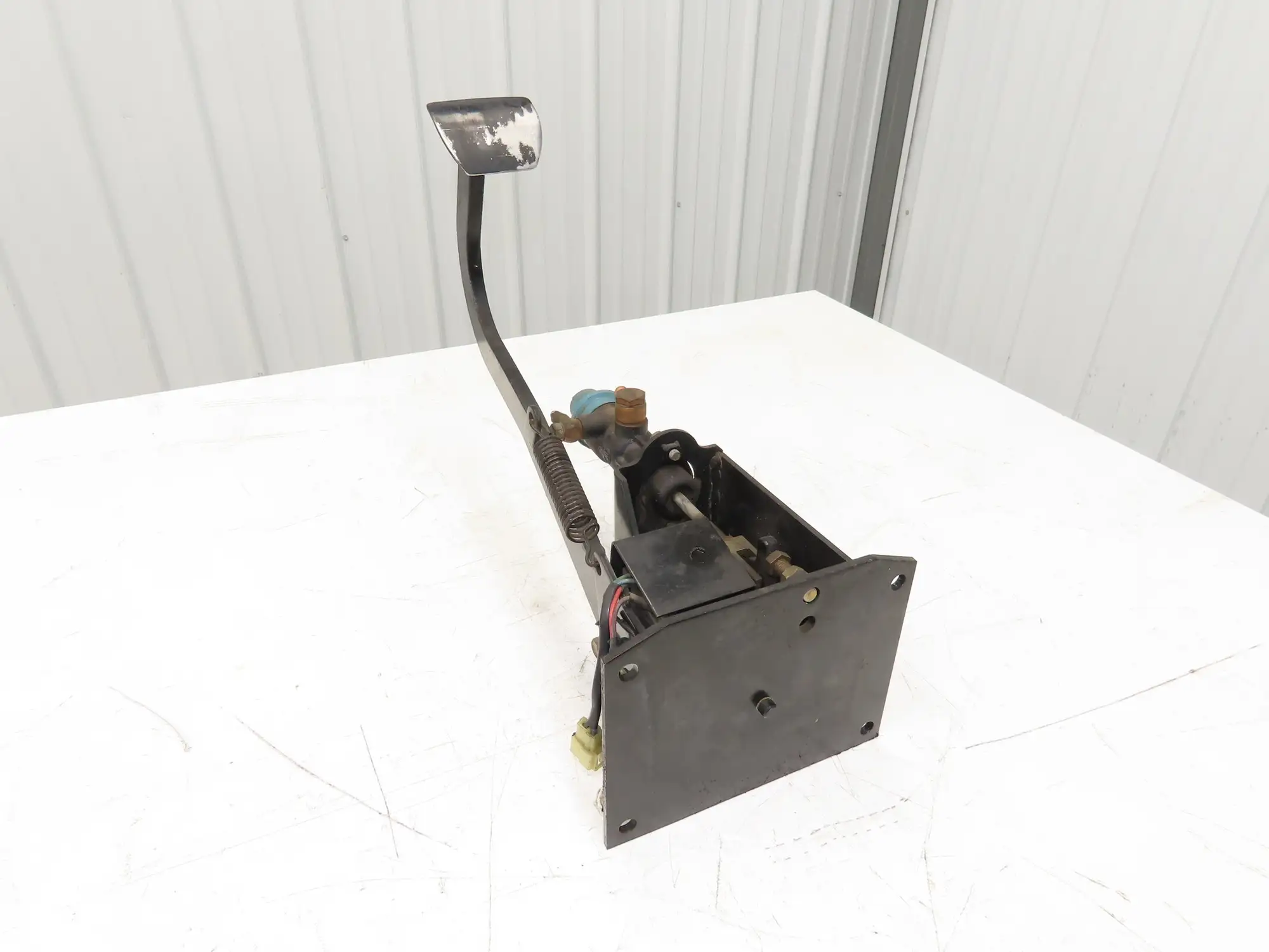 Toyota 5FBCU20 Electric Forklift Brake Pedal Master Cylinder Assembly