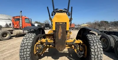 USED 2011 CATERPILLAR 140m2 AWD