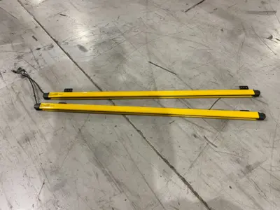 USED KEYENCE SAFETY LIGHT CURTAIN SET, FINGER-PROTECTION TYPE, 127 OPT. AXES
