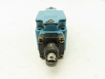 Honeywell GLAA01C Micro Switch Limit Switch Plunger Roller Style NO/NC