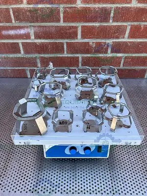 USED VWR OS-500 ORBITAL SHAKER W/ 0.75" ORBIT & BEAKER HOLDERS