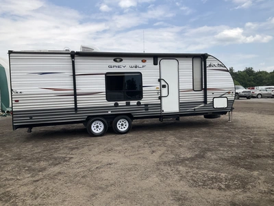 USED 2015 CHEROKEE GREY WOLF