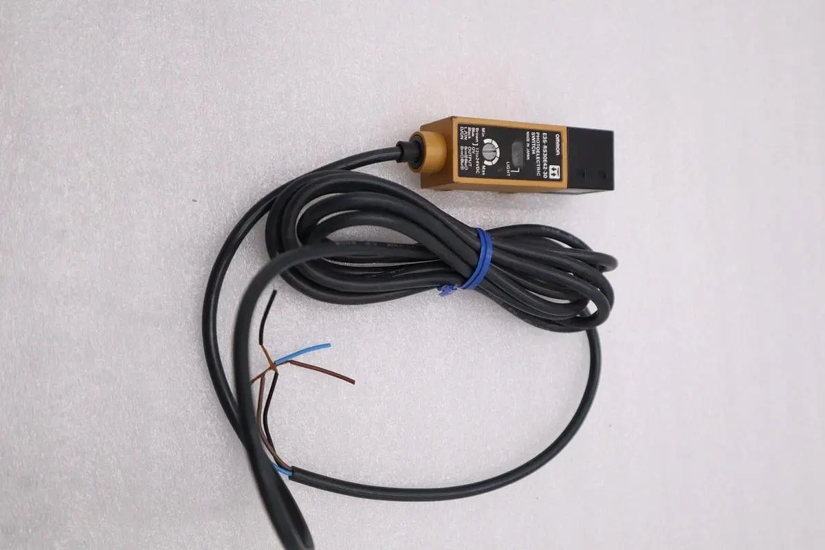 NEW NO BOX Omron E3S-RS30E42-30 Photoelectric Switch 12-24v-dc STOCK H1558A