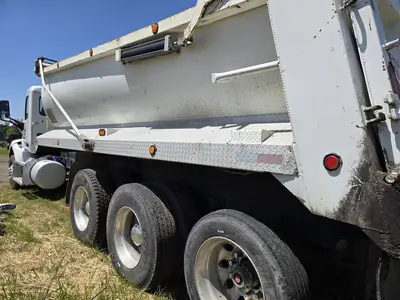 USED 2015 PETERBILT 579