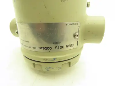 Honeywell ST3Q00 S100 R300 Temperature Transmitter -40° to 125° C 1/2"NPT