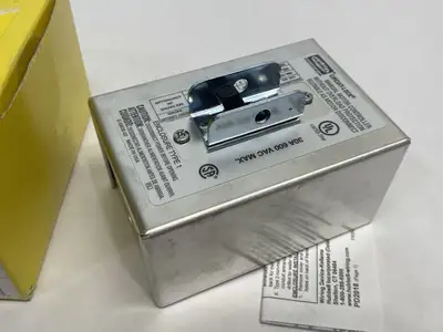 USED HUBBELL MANUAL MOTOR DISCONNECT/CONTROLLER, 30A 600V 3-POLE