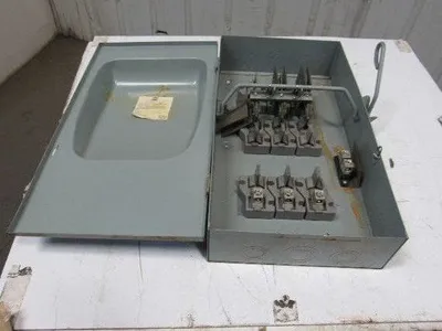 Crouse Hinds DF424A 200A 240V 3Ph 50HP Max Fusible Mechanical Disconnect