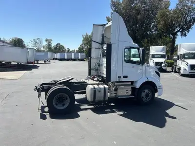 USED 2022 VOLVO VNR42T300