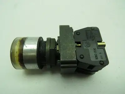 Allen Bradley White Flush Push Button Ser A 800E-2D0 N.O. 800E-2X10  Lot of 6