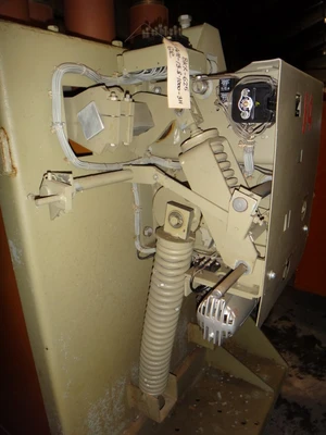 General Electric AM-13.8-1000-3H Magne Blast Circuit Breaker