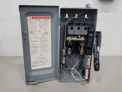USED SQUARE D CH221N