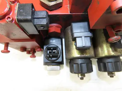 Linde BR 335 Hydraulic 3-Spool Forklift Mast Control Valve Removed From E18C-02