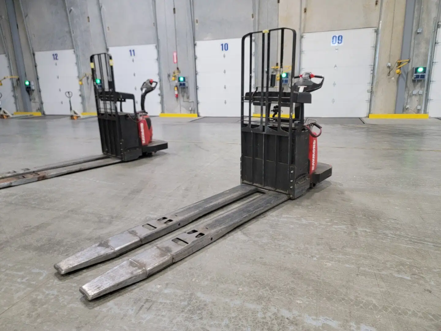 USED RAYMOND 8410