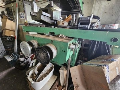 MAHO CNC Universal Mill, in working order, visible under power