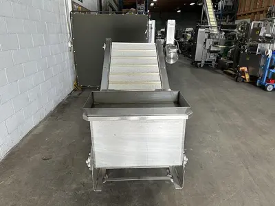 Incline Conveyor with Hopper