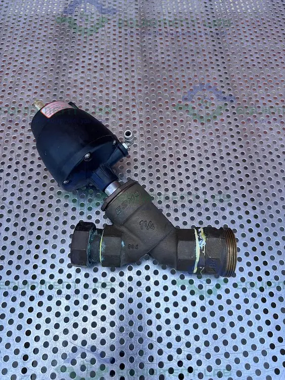 Used GEMU 554/32 PNEUMATIC ANGLE SEAT GLOBE VALVE W/ 1 1/4" TO 1 1/2 THREADED FITTING Valves/Fittings California US | Equipment Lab #485869