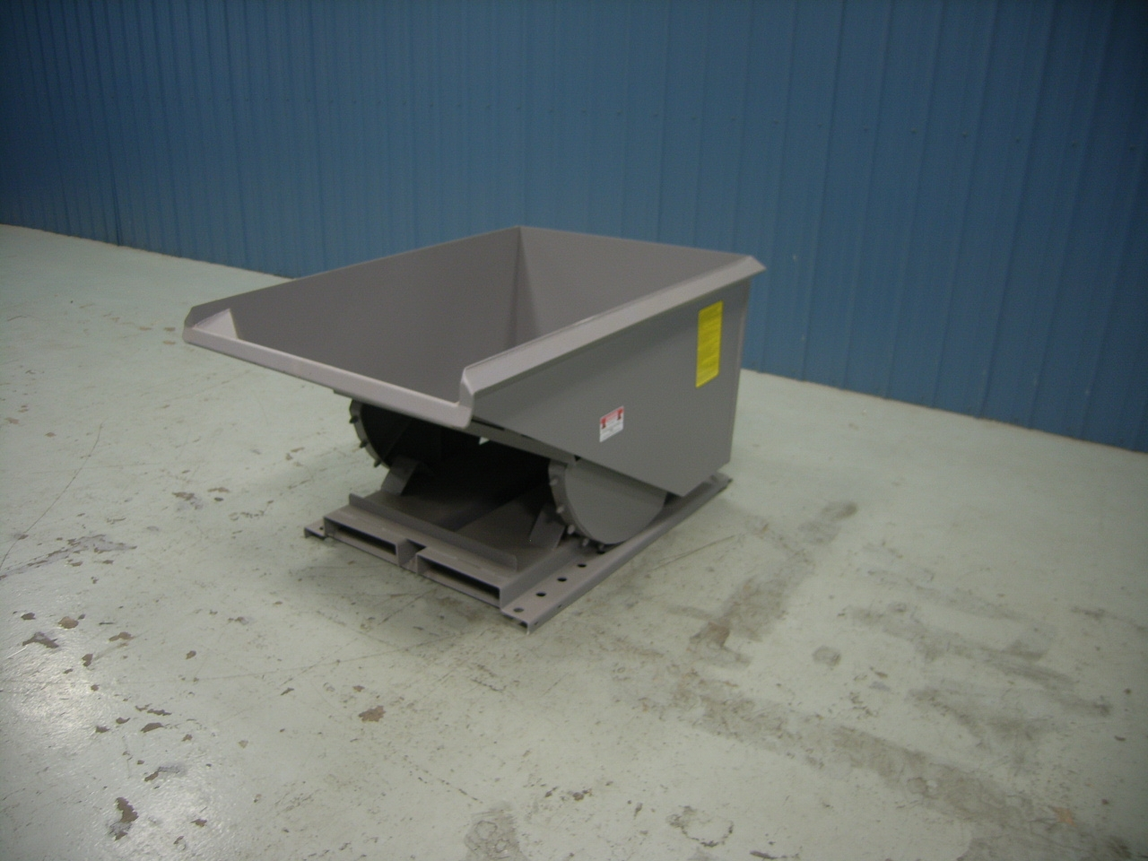 Iron Bull Big Bull Series 1 Yard Self-Dumping Hopper