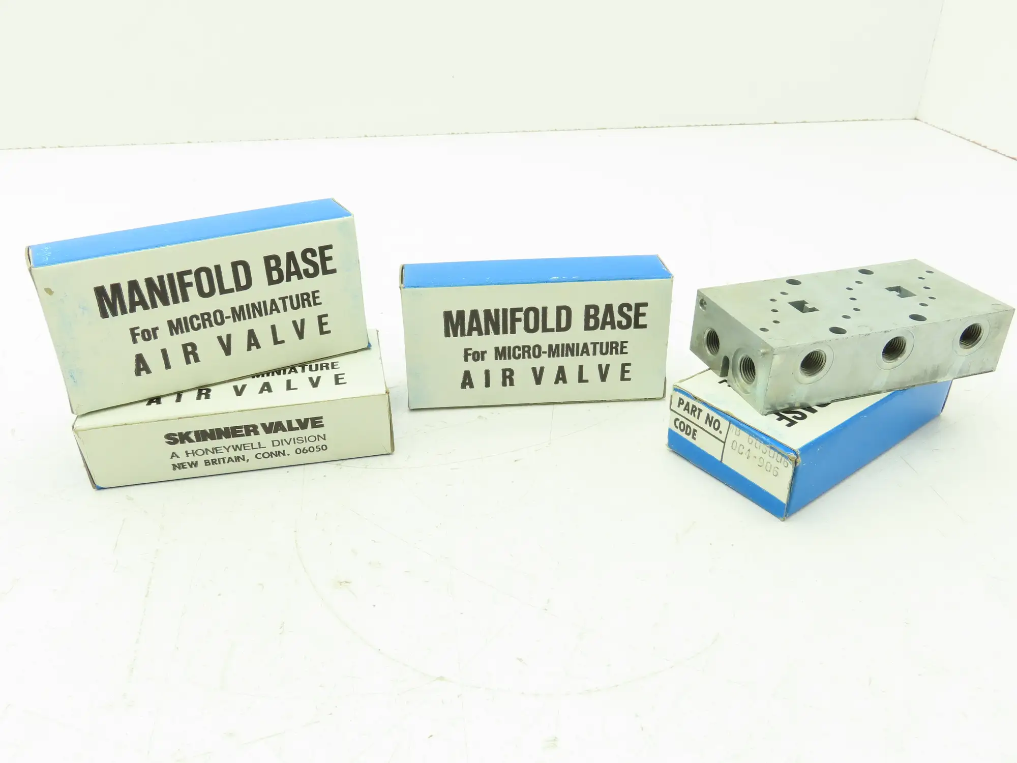 Honeywell Skinner MB60S006 Solenoid Valve Manifold 3-Way 1/8" Port Lot of 4