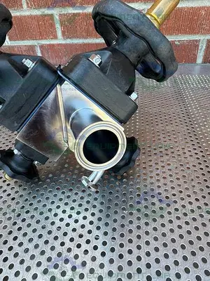 USED 4 ITT PURE-FLO STAINLESS STEEL DIAPHRAGM VALVES W/ 1.5" TO 1/2" SANITARY FITTING