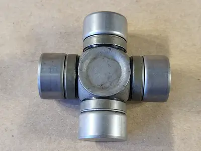 Front Shaft U-Joint 832942