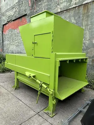 USED ACCURATE 2 YARD STATIONARY COMPACTOR