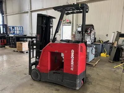 Used RAYMOND 415C35TT 3-Wheel Stand up Electric Counterbalance Forklifts Illinois US | Somerset Equipment Sales #1546194