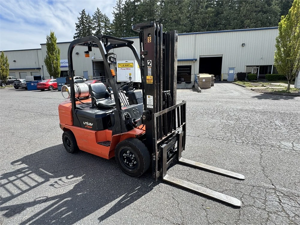 Used 2015 UNILEV UT25P Liquid Propane Forklifts Oregon US | MachineryMax #1341178