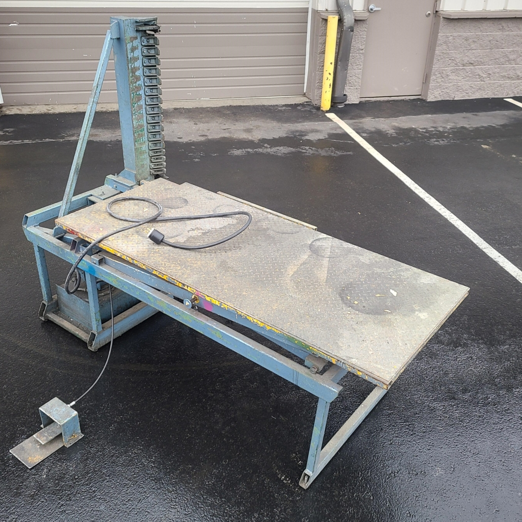 U14600C Mite E Smith cleat bender w/ hydraulic lift table.