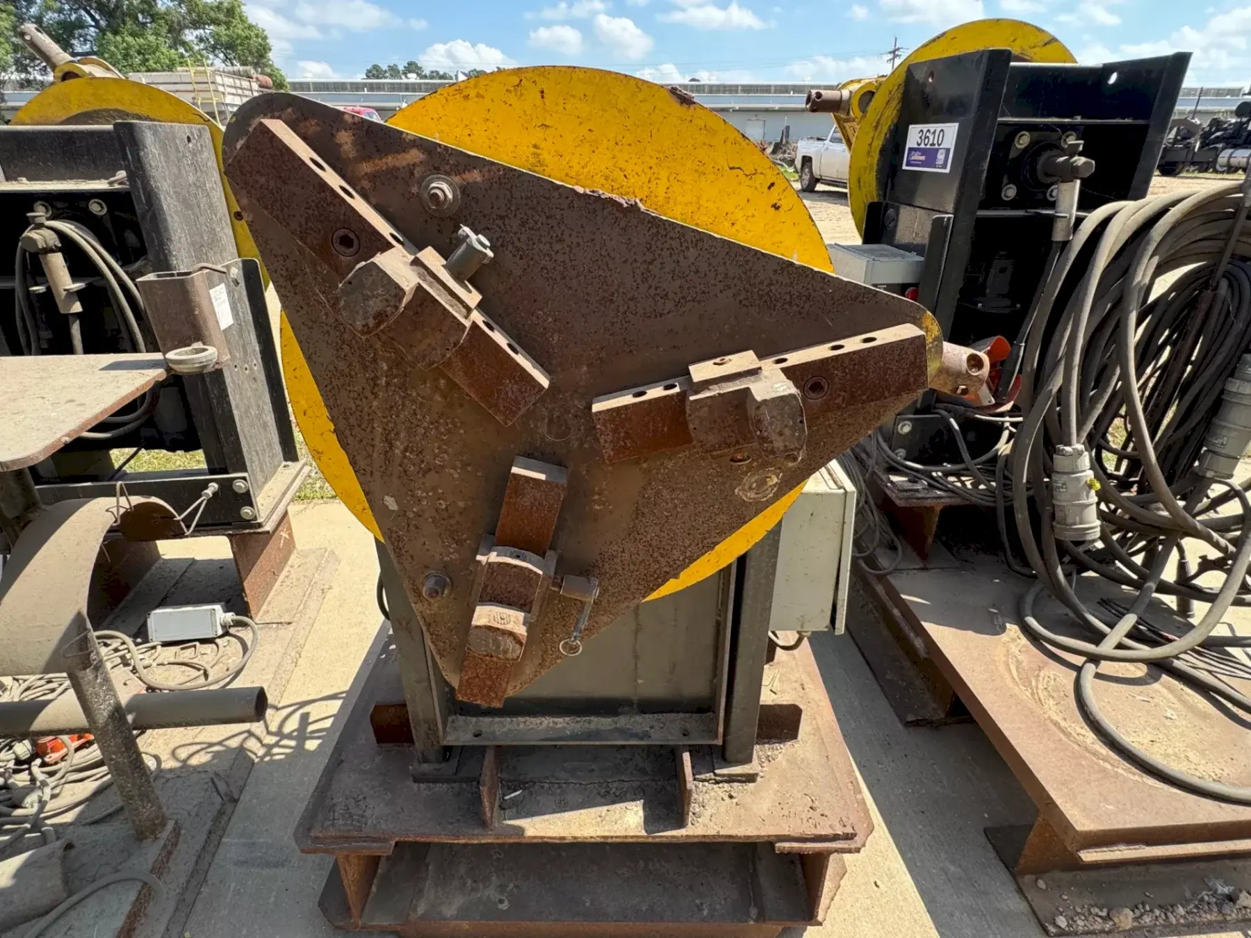 1,250 LB STINGER MODEL #P-1250 PIPE WELDING POSITIONER WITH 30" GRIPPER CHUCK : YOBRO #25215