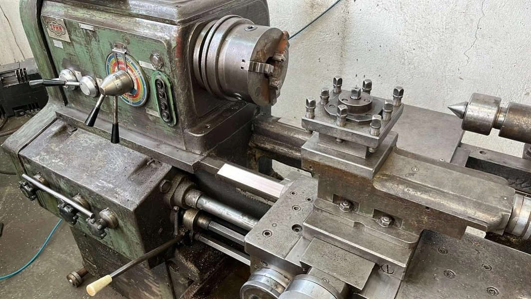 ZMM Centre Lathe, in good used condition, visible under power, video, POA