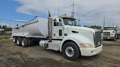 USED 2013 PETERBILT 386