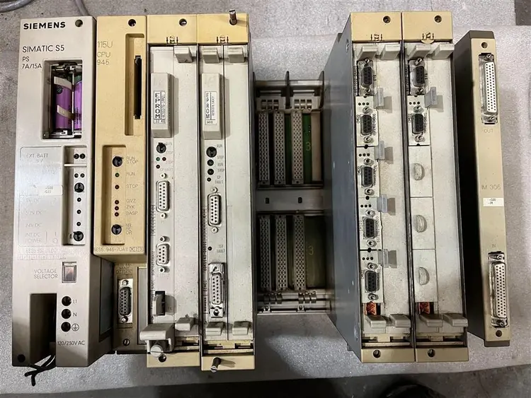 Used SIEMENS 6ES5700-3LA12 6ES5 700-3LA12 SIMATIC S5 CR700-3 SU Misc Electrical & Power Parts BE | Apt International N.V #363663