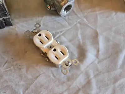 General Electric Circuit Breakers, Electrical Parts and Accessories - Unkown Condition
