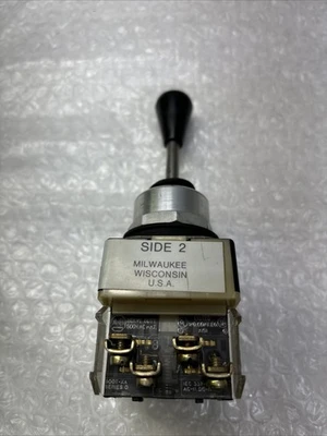 USED Allen-Bradley 800TT2S