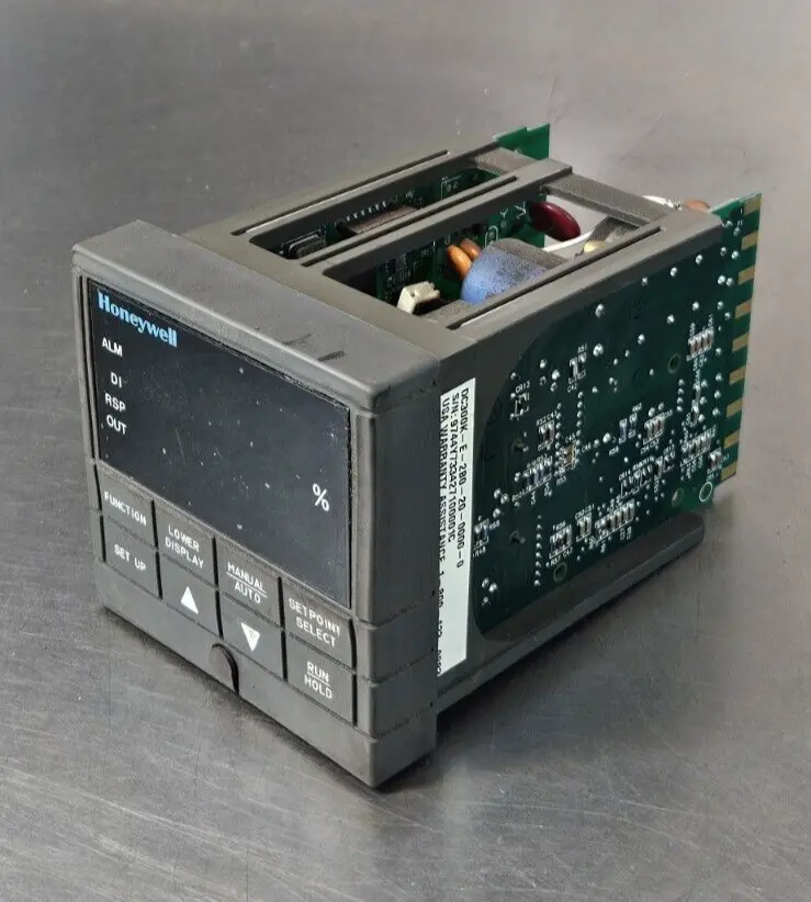 Honeywell DC300K-E-2B0-20-0000-0 Temperature Control (BIN635)