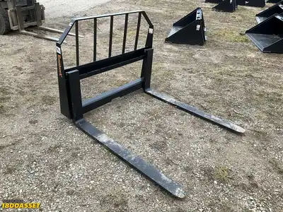 New Tomahawk 48” skid steer fork attachment, 48”L x 4”W forks, 2800lb capacity, skid steer quick...