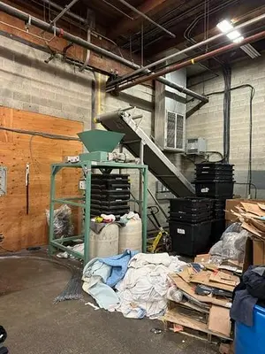 Incline Conveyor Belt with Shredder
