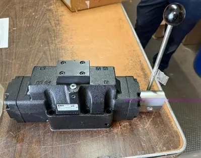 New | in-Stock PARKER DIRECTIONAL CONTROL VALVE SERIES D4L D9L MANUAL HYDRAULIC CONTROL VALVE Pump & Valve Parts Pennsylvania US | East West Machinery & Drilling #1418085