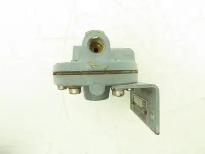 Moore Products 7135S5 62V 1/4" Pneumatic Constant Differential Relay