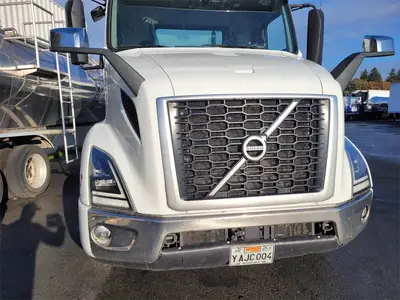 USED 2020 VOLVO VNR64T300