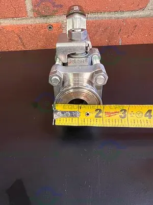 USED SWAGELOK SS-65TSC16 STAINLESS STEEL BALL VALVE W/ 1" SANITARY FITTING